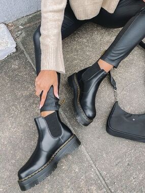 DR MARTENS - PLATFORM CHELSEA BOOTS. BLACK ANKLE BOOTS. SIZE 6. SMOOTH LEATHER.